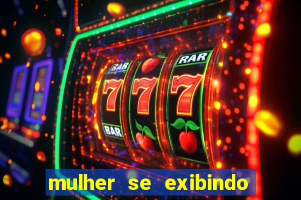 mulher se exibindo ao vivo